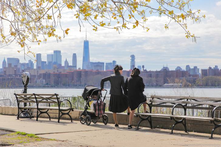 A photo of two women looking at the manhattan skyline